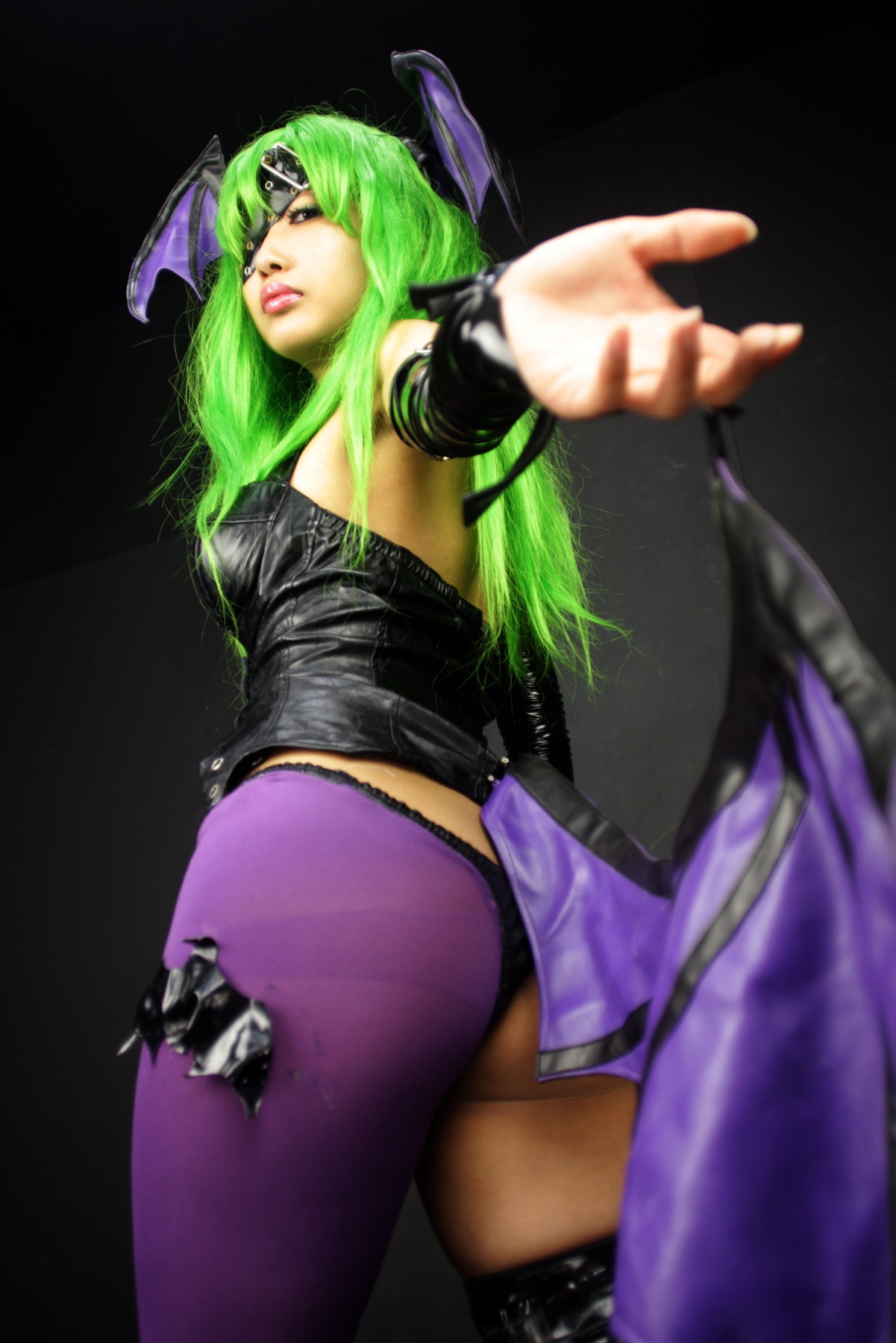 [Cosplay]  Darkstalkers  Morrigan with great body in latex